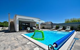 Holiday House Sara With Heated Pool